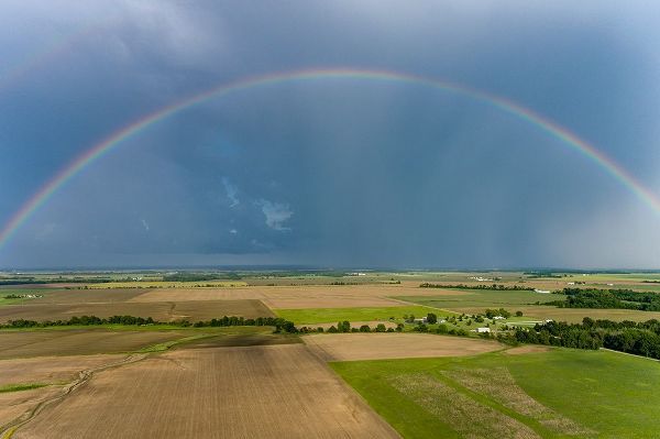Day, Richard and Susan 아티스트의 Rainbow after storm-Marion County-Illinois작품입니다.
